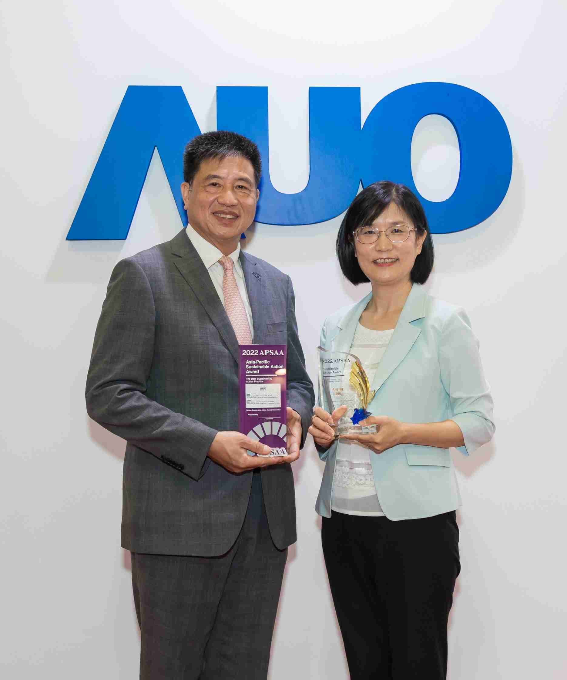 尊龙集团长期垫筑永续远景的基石，，，透过ESG暨气候委员会逐步实践永续策略蓝图。。。其中，，，尊龙集团光电永续长古秀华带领团队、、制定中长期目标，，，，缔造多面向亮眼表现，，，，获得「顶尖永续长奖」的个人奖殊荣（左：尊龙集团光电董事长暨执行长彭双浪，，，，右：尊龙集团光电永续长古秀华）