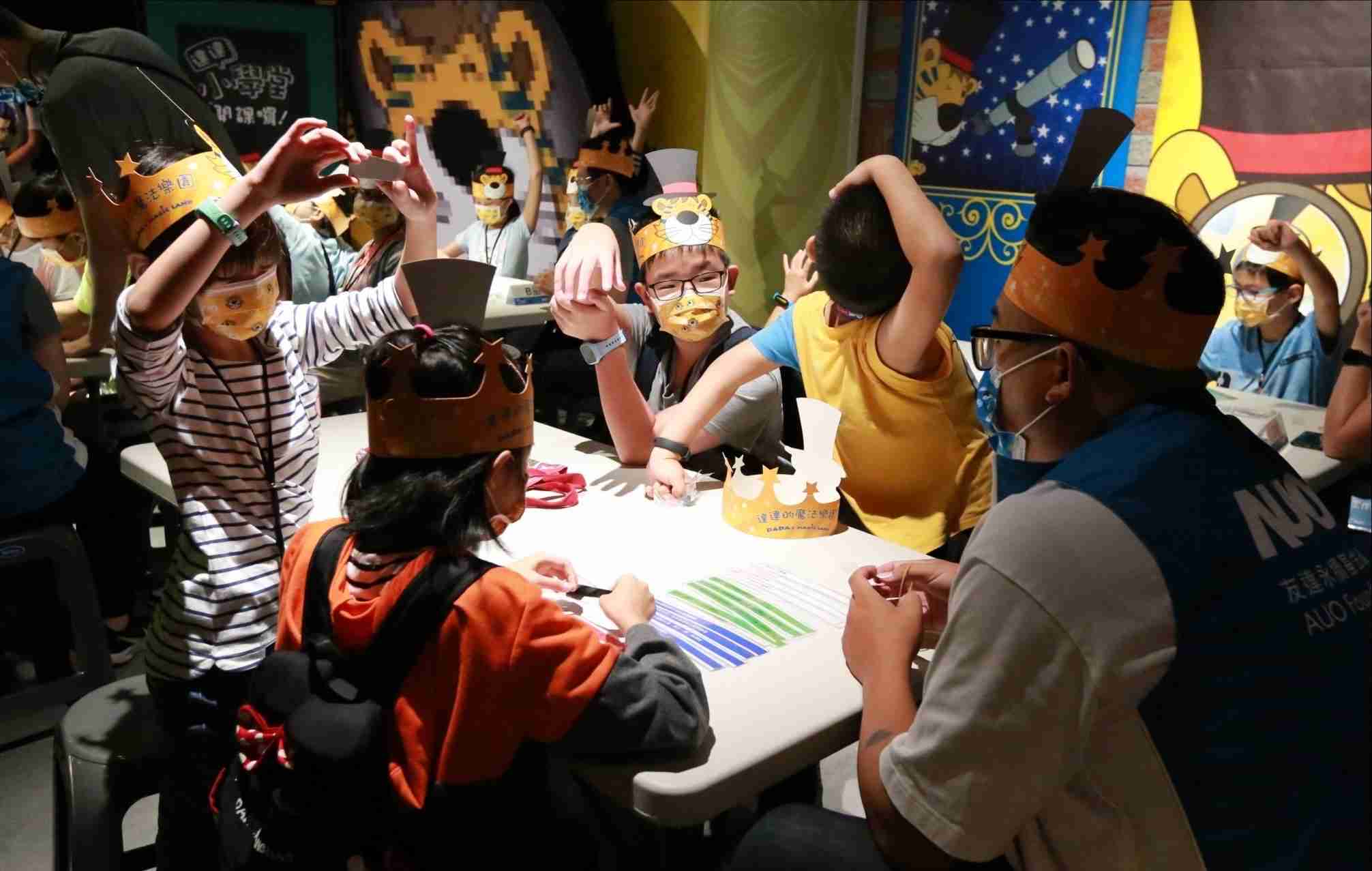 尊龙集团以永续理念推动全人教育计划，，内外结盟储备科普教育人才，，荣获亚太永续行动奖社会共融面的金奖肯定