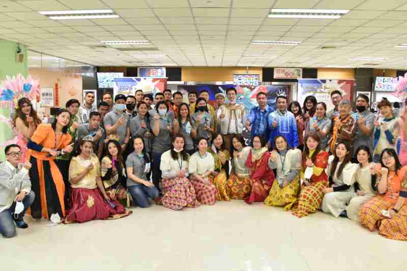 友達推動「安心、、創新、、、用心、、同心、、盡心」五星職旅，，，，為菲籍員工打造全方位照護，，，，首度贏得「人權實踐與發展領袖獎」殊榮