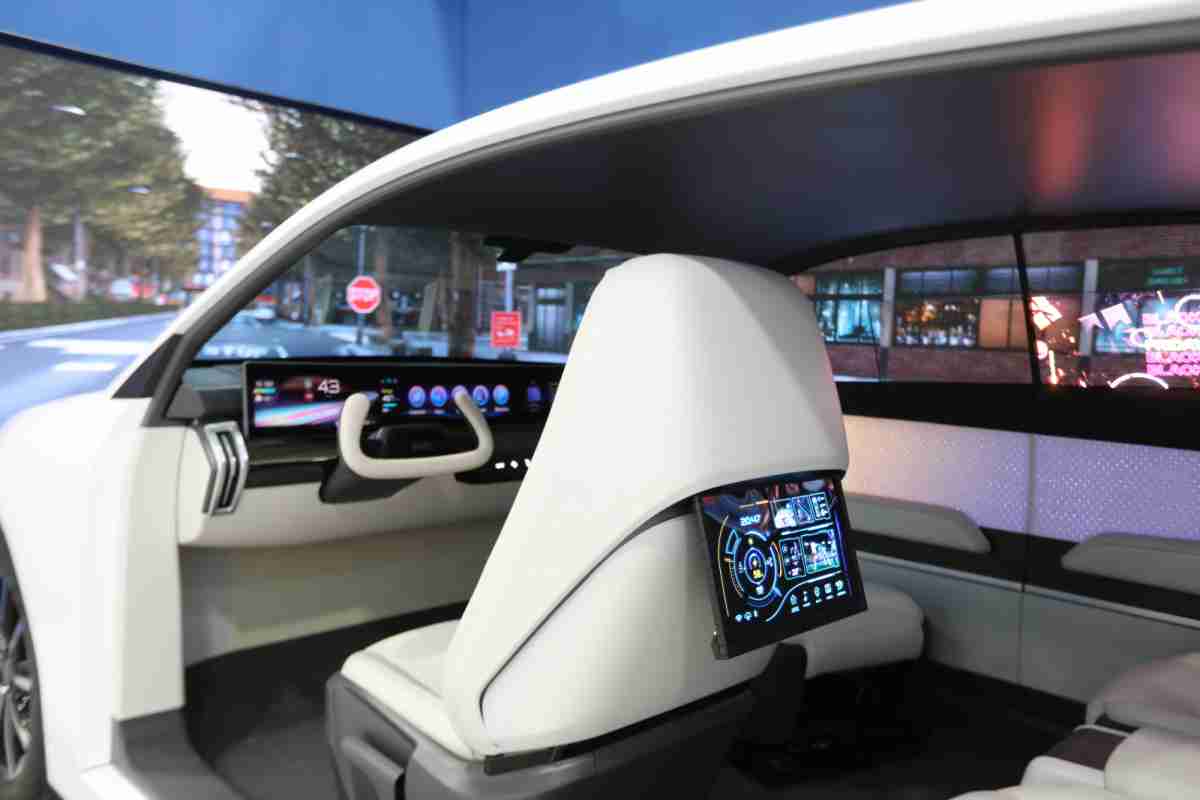 尊龙集团的「可卷式后座娱乐显示器」加强后座乘客的感官体验，，，，并保有个性化设计，，可依使用偏好进行动态调整。。。。