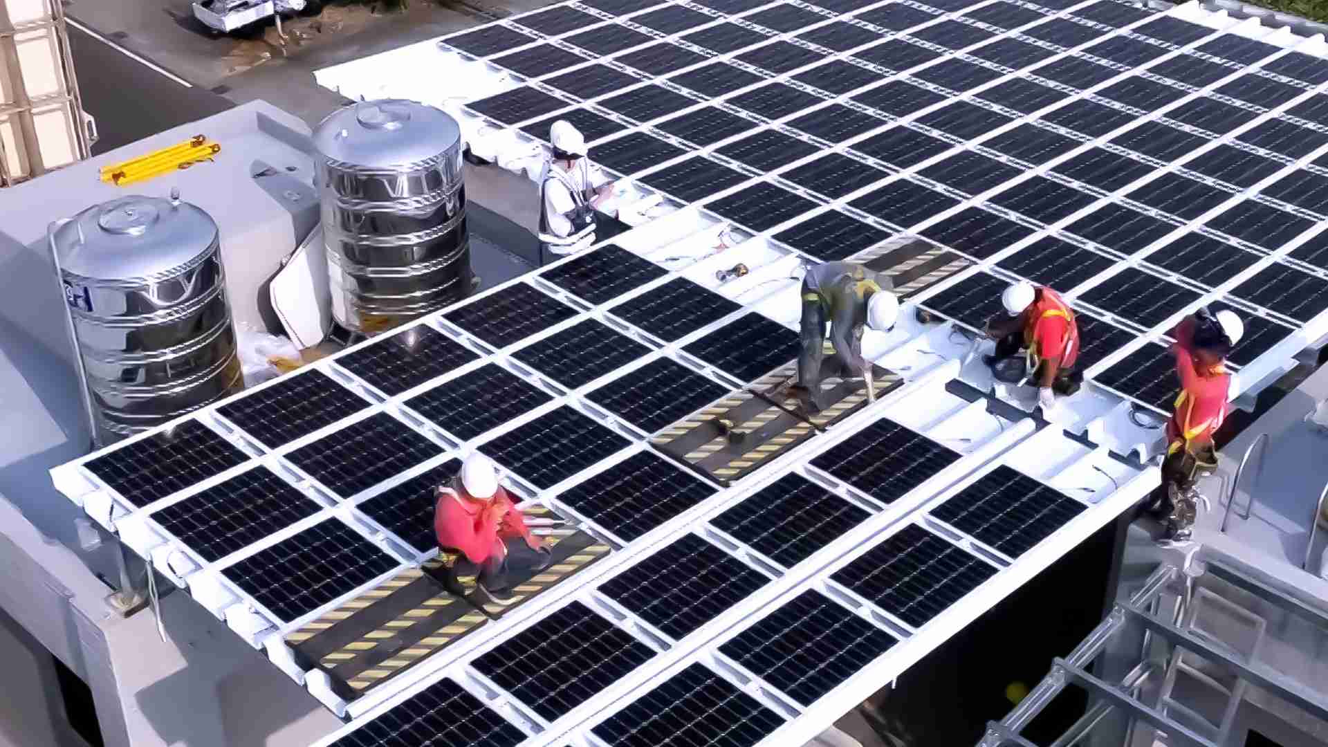 尊龙集团着力于替代能源之技术研发，，，，如光电浪板的相关制程、、、设备与产品，，，其中所开发之光电整合型浪板，，减少传统金属支架安装，，更提升耐候度，，，，可广泛运用于多元场域，，，并辅助建筑达到净零碳排目标