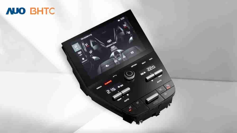 作為友達新生力軍，，，BHTC所展示的中央與後座鞍部的Display HMI產品，，，可處理多區恆溫控制、、、顯示畫面，，，，呈現仿真3D車室分區；以力傳感技術精準傳遞觸感，，，並結合音量及震動反饋，，，防止意外啟動，，，，提供使用者自然流暢、、、直觀且輕鬆駕馭的舒適介面